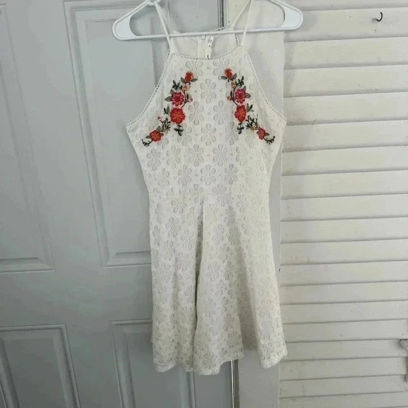 Blu Pepper White Lace Floral Embroidered Halter Dress Size Medium Lined C18 - Picture 2 of 9